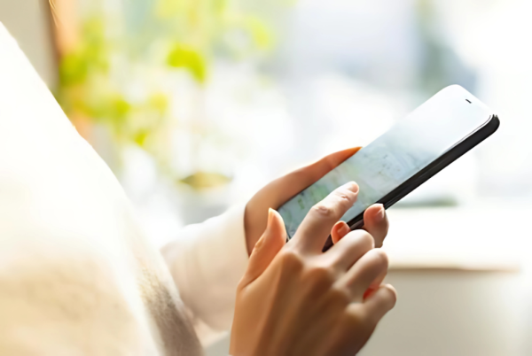 スマホから予約操作をしている写真