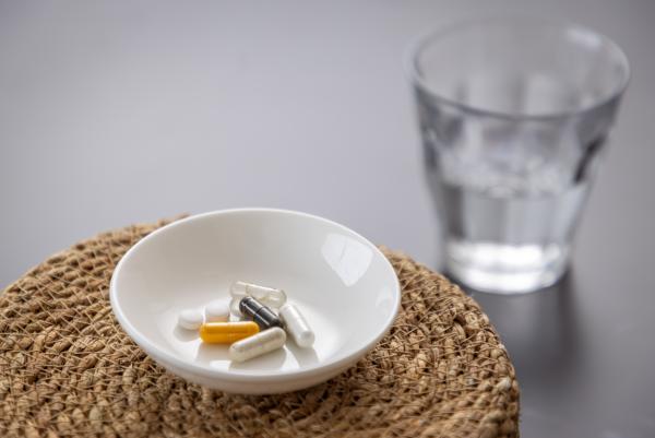 小皿に盛られた複数のカプセル剤と錠剤の写真